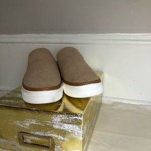 Adorable beige mules